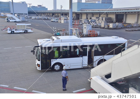 旅客機へのタラップ搭乗 旅客機へのタラップ搭乗 43747501