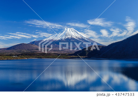 本栖湖と雪の富士山 43747533