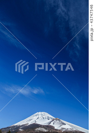快晴の冬の富士山（縦） 43747546