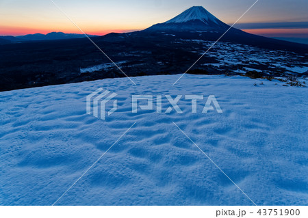 冬景色の竜ヶ岳から見る夜明けの富士山 43751900