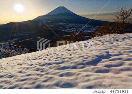 本栖湖・竜ヶ岳から見る朝日と富士山 43751931