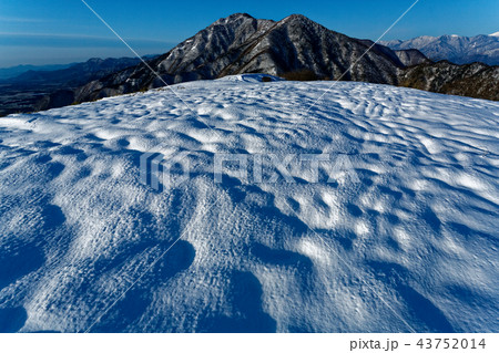 竜ヶ岳の雪原から見る雨ヶ岳・毛無山稜線 43752014