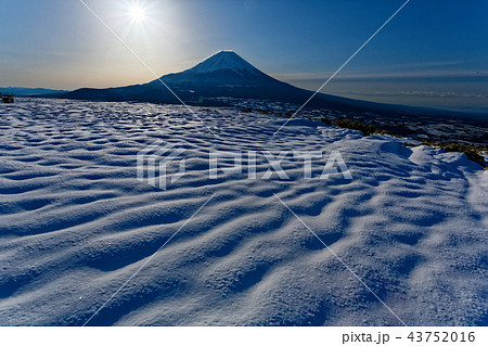 大雪の竜ヶ岳から見る富士山と朝日 大雪の竜ヶ岳から見る富士山と朝日 43752016