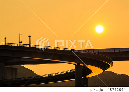 牛深ハイヤ大橋の夕陽　【熊本県天草市牛深】 43752044