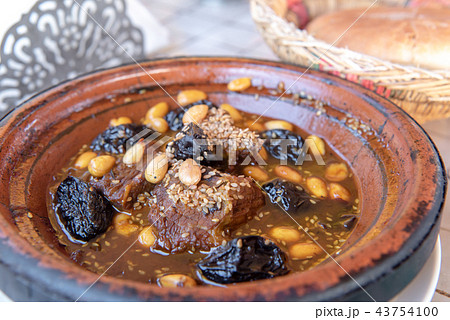 モロッコのレストランで食べる ビーフとプルーンのタジン　 43754100