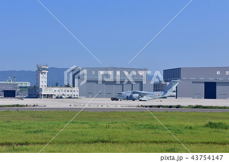 基地エプロンに駐機している航空自衛隊C-2輸送機 基地エプロンに駐機している航空自衛隊C-2輸送機 43754147