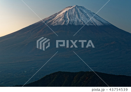 御坂山地・木無山から見る朝焼けの富士山 御坂山地・木無山から見る朝焼けの富士山 43754539