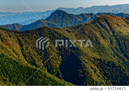 御坂山地・十二ヶ岳稜線から見る紅葉の大石峠と釈迦ヶ岳 御坂山地・十二ヶ岳稜線から見る紅葉の大石峠と釈迦ヶ岳 43754815