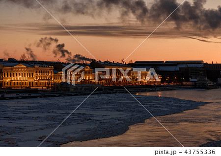 English Embankment at sunset in winter 43755336