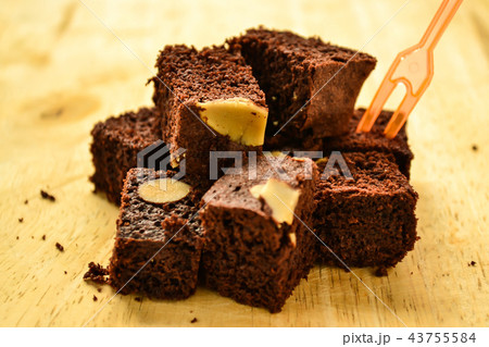 Square chocolate brownie on wood plate Square chocolate brownie on wood plate 43755584