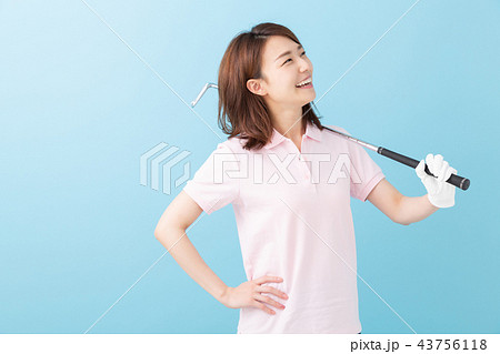 ゴルフをする女性 43756118