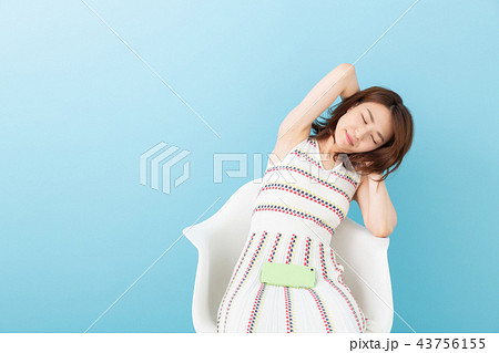 眠る女性とスマホ 眠る女性とスマホ 43756155