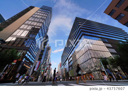 日本の東京都市景観　銀座六丁目などの街並みを望む（歩行者天国） 43757607