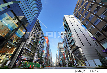 日本の東京都市景観　銀座八丁目などの街並みを望む（歩行者天国） 43757609
