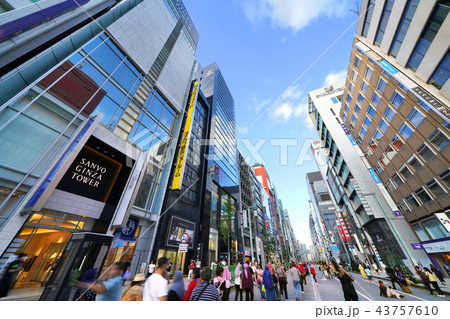 日本の東京都市景観　外国人旅行客らで賑わう銀座の街並みを望む（銀座八丁目から望む歩行者天国） 43757610
