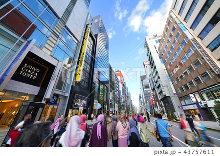 日本の東京都市景観 外国人旅行客らで賑わう銀座の街並みを望む(銀座八丁目から望む歩行者天国) 日本の東京都市景観 外国人旅行客らで賑わう銀座の街並みを望む(銀座八丁目から望む歩行者天国) 43757611