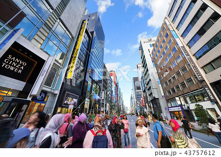 日本の東京都市景観 外国人旅行客らで賑わう銀座の街並みを望む(銀座八丁目から望む歩行者天国) 日本の東京都市景観 外国人旅行客らで賑わう銀座の街並みを望む(銀座八丁目から望む歩行者天国) 43757612