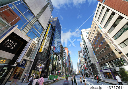 日本の東京都市景観　銀座八丁目などの街並みを望む（歩行者天国） 43757614