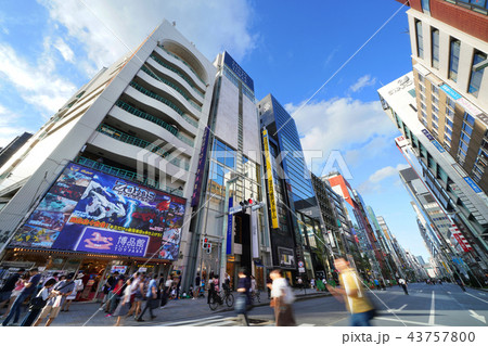 日本の東京都市景観　銀座の街並みを望む（銀座八丁目から望む歩行者天国） 43757800