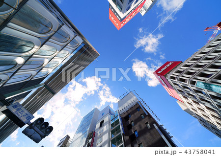 日本の東京都市景観　銀座の街並みを望む 43758041