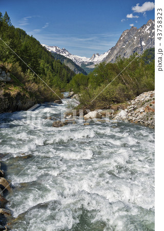 River in the valley, spring seasonの写真素材 [43758323] - PIXTA