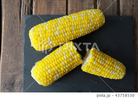 甘くて美味しい北海道産の茹でた朝採れトウモロコシ 43758530