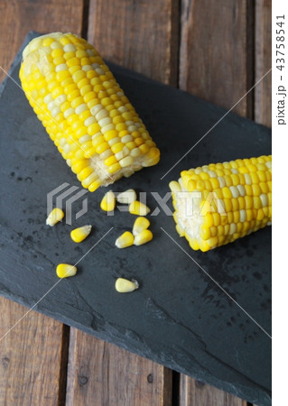 甘くて美味しい北海道産の茹でた朝採れトウモロコシ 43758541