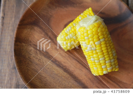 甘くて美味しい北海道産の茹でた朝採れトウモロコシ 甘くて美味しい北海道産の茹でた朝採れトウモロコシ 43758609