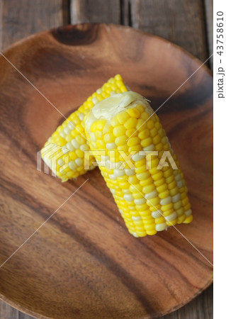 甘くて美味しい北海道産の茹でた朝採れトウモロコシ 43758610