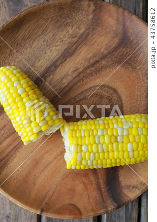 甘くて美味しい北海道産の茹でた朝採れトウモロコシ 43758612