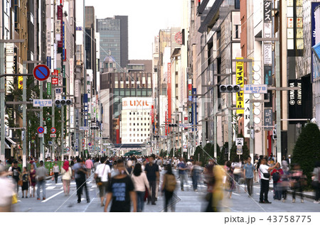 日本の東京都市景観　銀座の街並みを望む（歩行者天国） 43758775