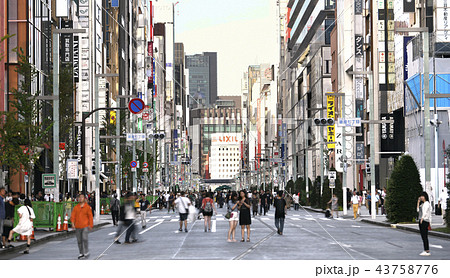 日本の東京都市景観 銀座の街並みを望む(歩行者天国) 日本の東京都市景観 銀座の街並みを望む(歩行者天国) 43758776
