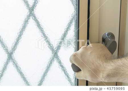 開き戸のドアノブと男性の手 43759093