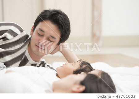 子供を寝かしつける父親 43761003