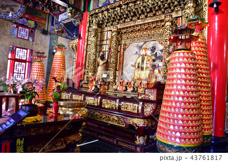 台湾 日月潭文武廟の中殿、武廟の内観 43761817