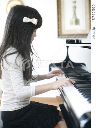 ピアノを弾く子供 女の子 の写真素材