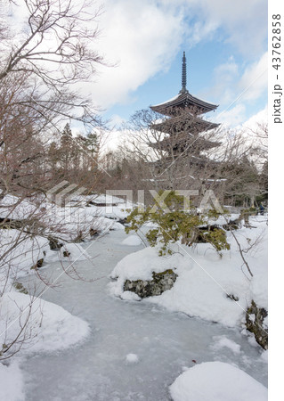 降雪で真っ白な雪に覆われる冬の定義山西方寺の五重塔,晴天の青空と白い雪のコントラストが美しい綺麗 降雪で真っ白な雪に覆われる冬の定義山西方寺の五重塔,晴天の青空と白い雪のコントラストが美しい綺麗 43762858
