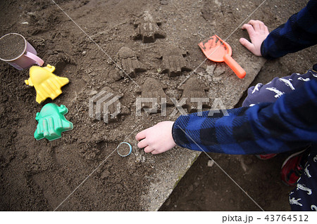 公園で遊ぶ子ども 公園で遊ぶ子ども 43764512