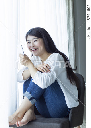 30代女性　スマホ 43764602