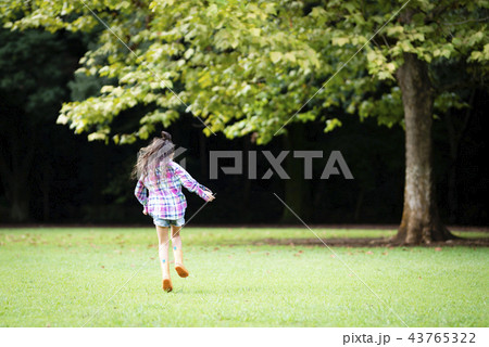 長靴を履いて遊ぶ女の子の写真素材