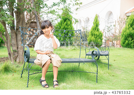 ベンチに座る女の子の写真素材