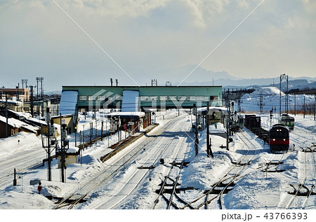 長万部駅を通過する貨物列車（DE200形） 43766393