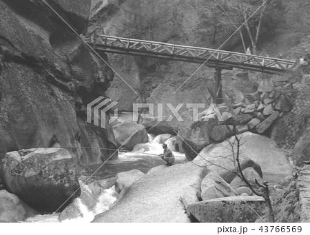 昭和の風景 山梨県甲府市昇仙峡 岩と釣り人 昭和38年 昭和の風景 山梨県甲府市昇仙峡 岩と釣り人 昭和38年 43766569