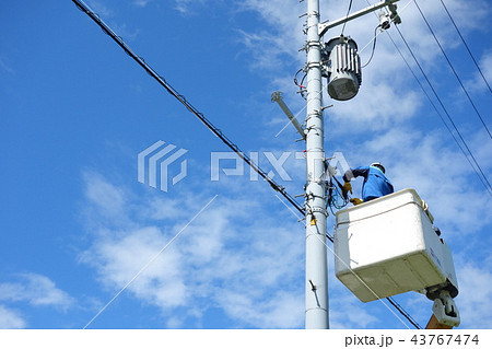 電柱電気工事 作業員 電柱電気工事 作業員 43767474