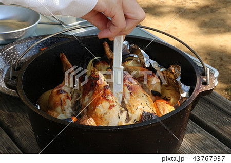 キャンプ　ダッチオーブン　メイン料理 43767937