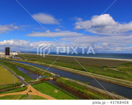 ドローンで空撮した海辺の公園（海岸公園／宮城県仙台市宮城野区） 43768408
