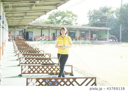 ゴルフをする女性 43769138