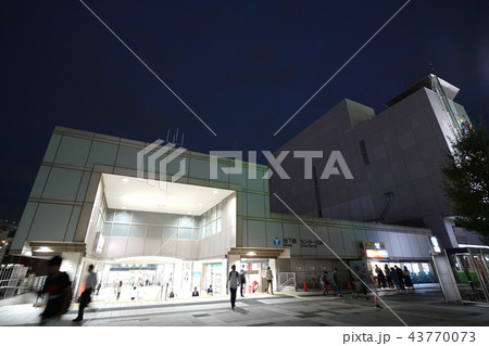 日本の横浜都市景観　地下鉄　センター北駅を望む（夜景） 43770073