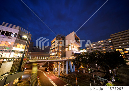 日本の横浜都市景観　地下鉄　センター北駅周辺の街並みを望む 43770074