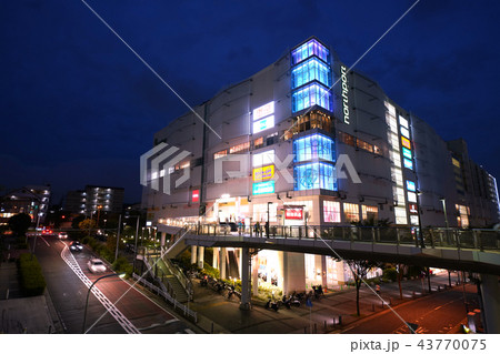 日本の横浜都市景観 地下鉄 センター北駅周辺の街並みを望む ノースポート モールなど の写真素材